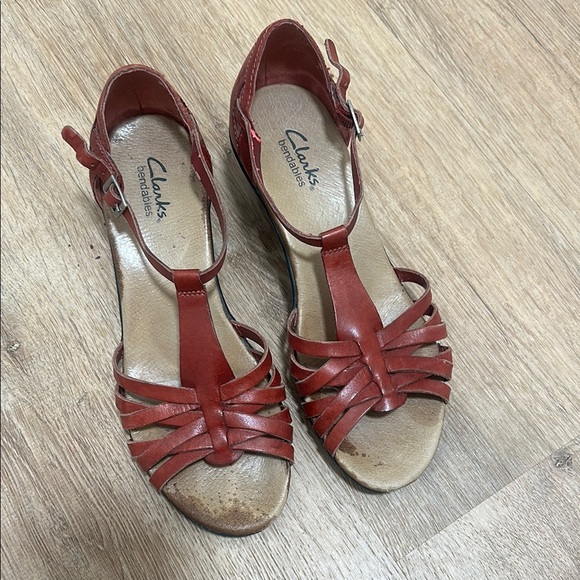 CLARKS | Wide T-Strap Leather Comfort Sandals - Picture 1 of 7